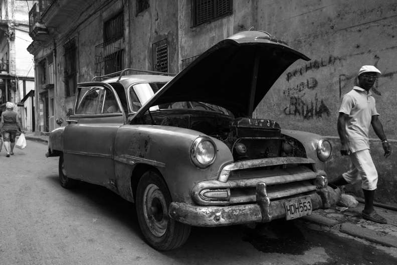 Reparando un Chevrolet del 58La Habana, Cuba