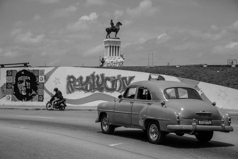 Mural de la Revolución con Chevrolet de 1958, al fondo monumento a Máximo Gómez
