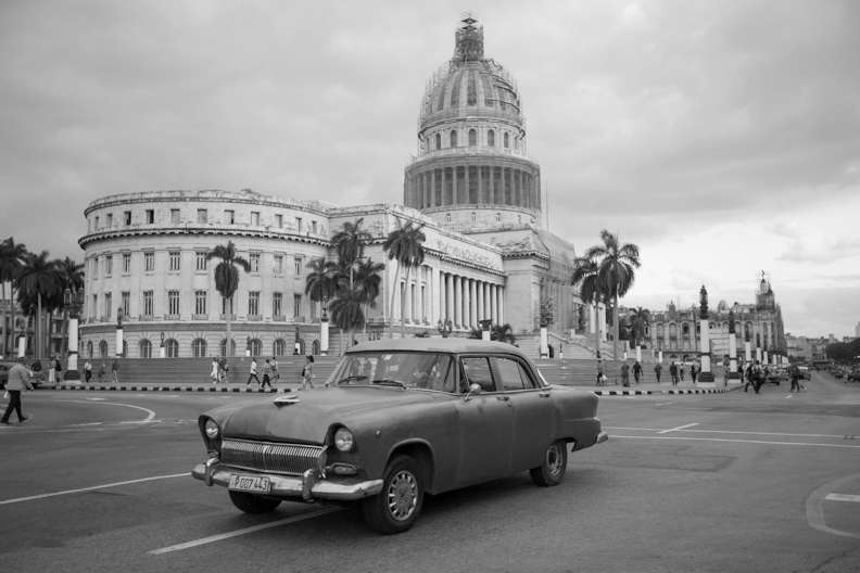 Un Chevrolet frente al Capitolio Nacional